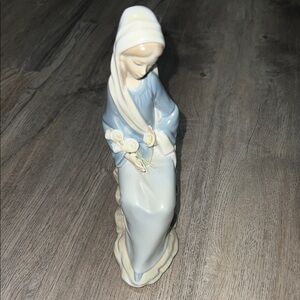 Elegant Ceramic Girl With Lilies Sitting *damaged *